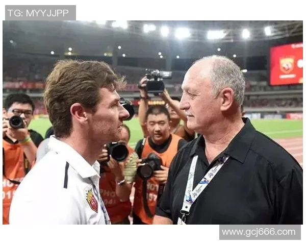 上港与重庆激战正酣比分悬念迭起引发球迷热议